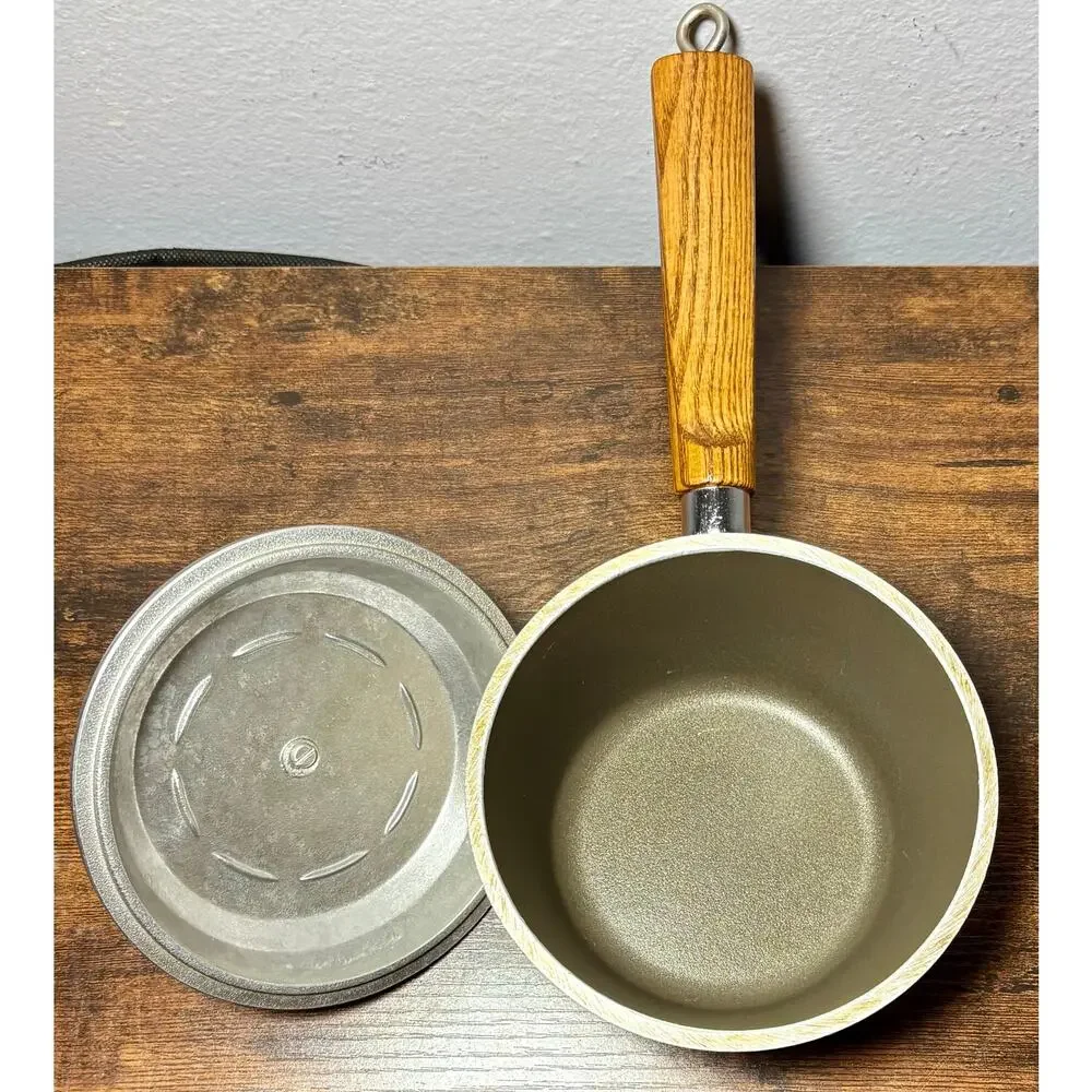 Vintage Club Classic 1 Aluminum 1 Qt Almond Stock Pot with a lid- Wood Handles